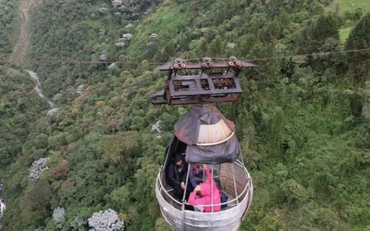 Trabajadores quedan 16 horas atrapados en teleférico