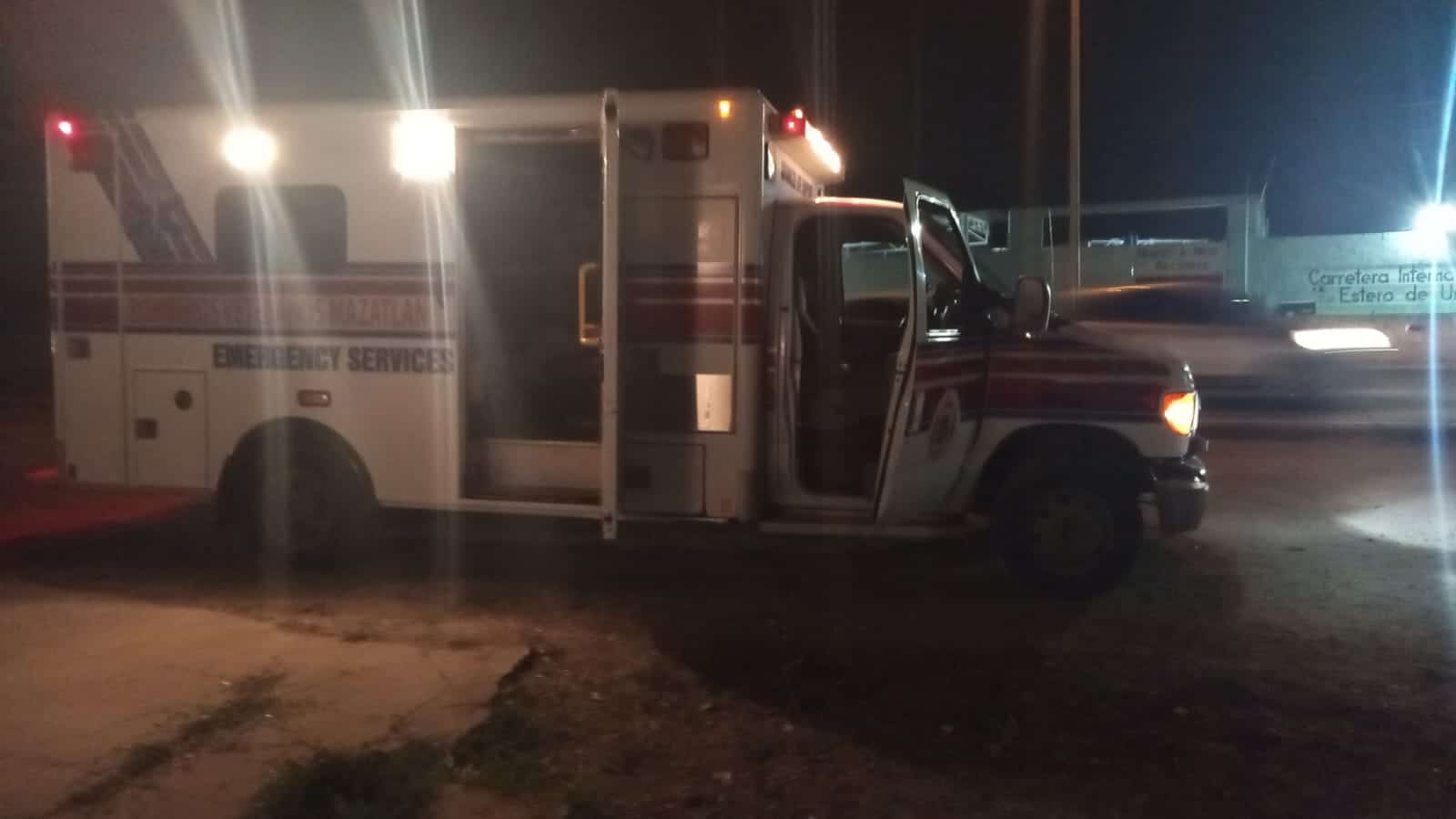 Paramédicos de Bomberos Veteranos atendieron al señor que se identificó como Jesús Manuel.