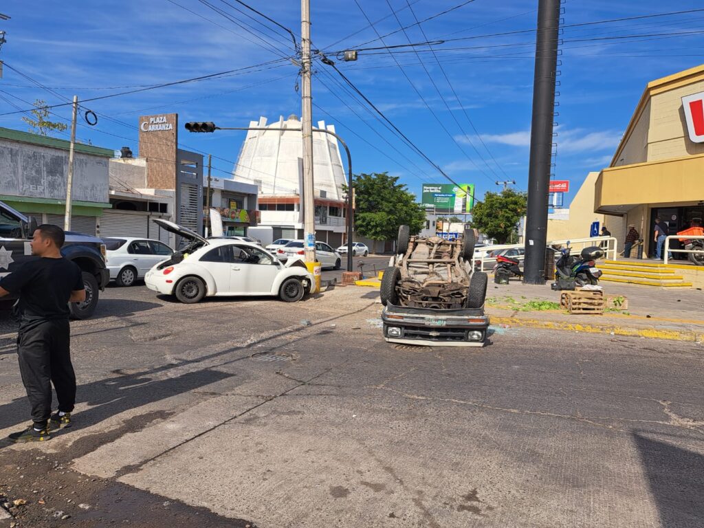Auto chocado y camioneta volcada en Culiacán
