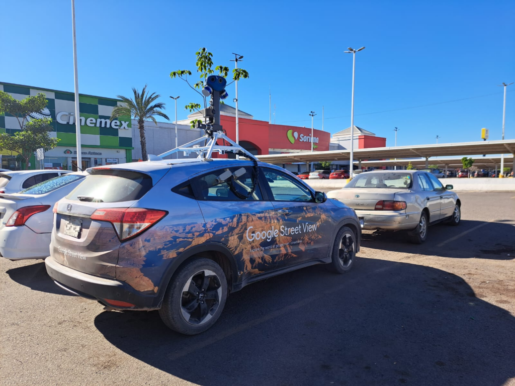 vehículo de Street View se encontró estacionado en una plaza comercial en Culiacán