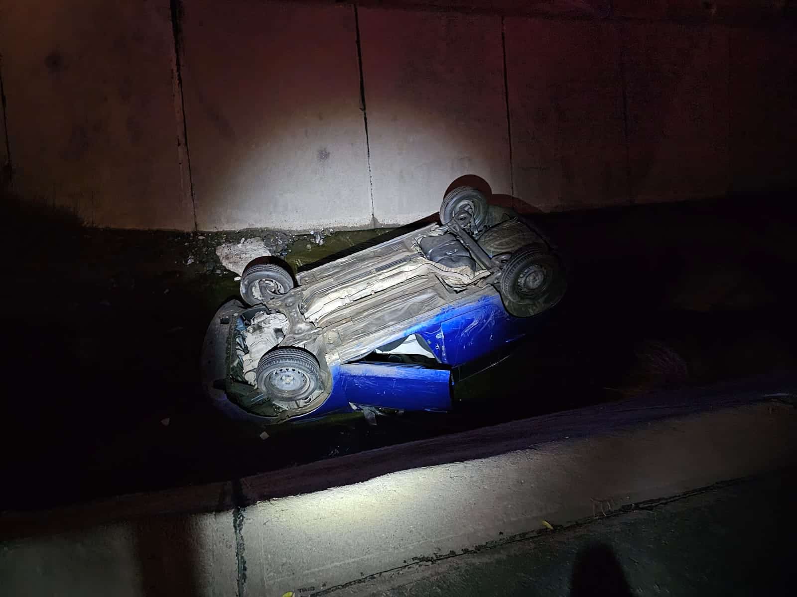 Automóvil que cayo al canal pluvial