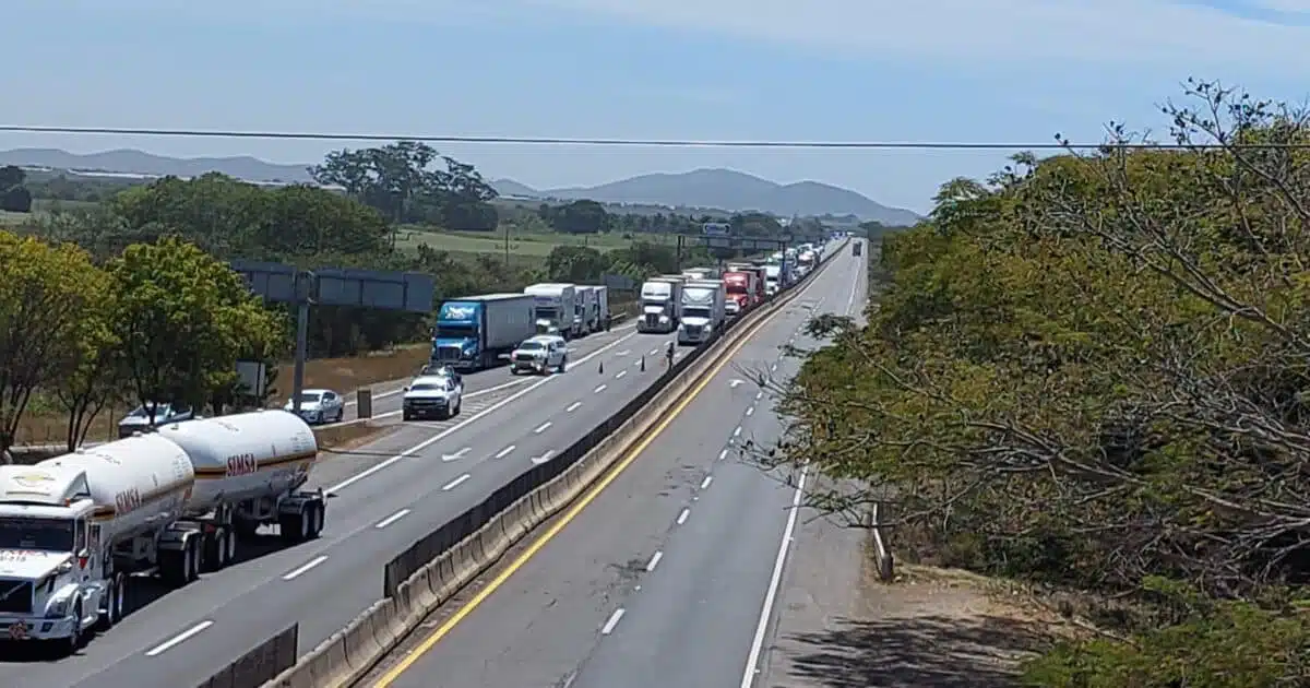 Autopista Mazatlán- Culiacán.