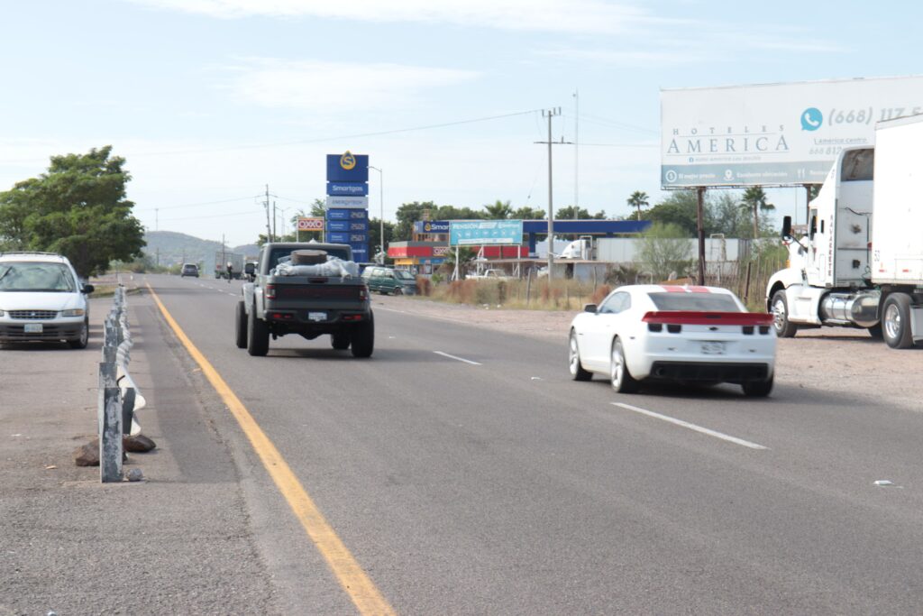 Autos procedentes del extranjero en la carretera México 15