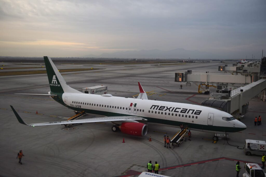 Avión de la aerolínea Mexicana en un aeropuerto