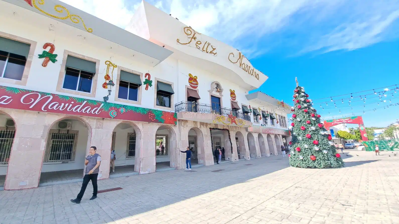Ayuntamiento de Mazatlán con decoración navideña diciembre 2023