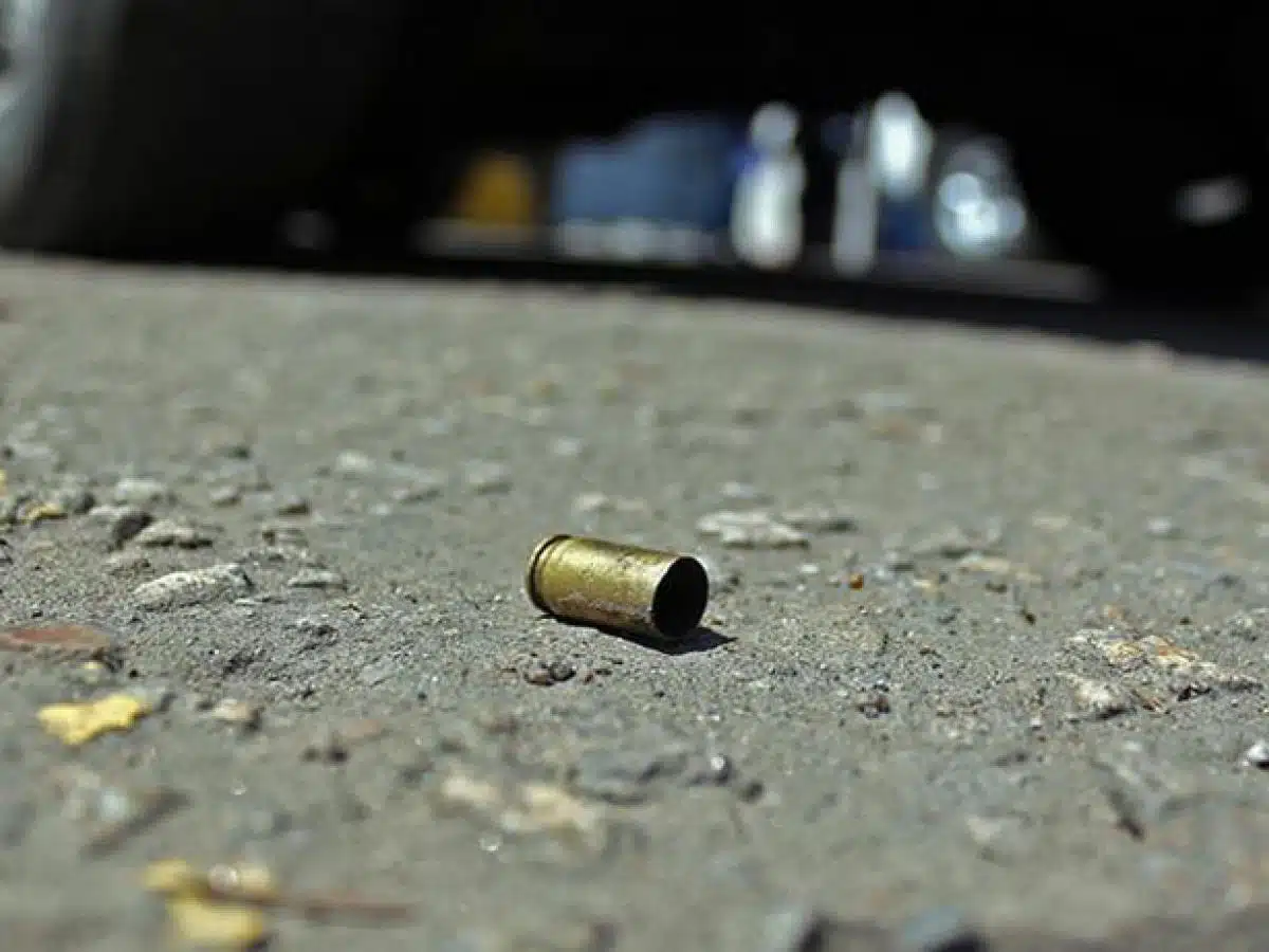 Una bala perdia en el suelo
