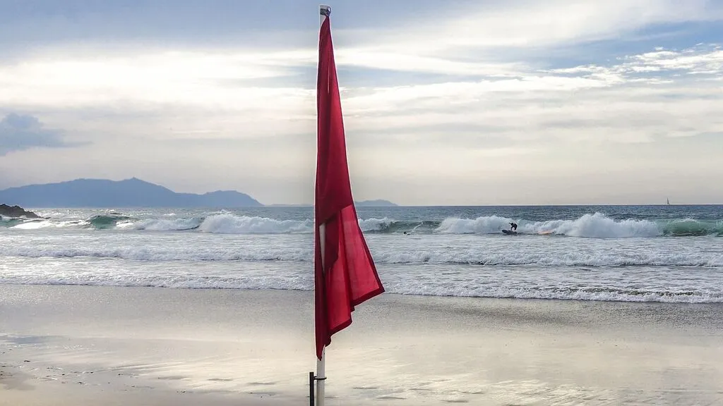 Playa y bandera roja