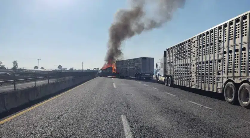 Reportan bloqueos en la autopista de Jalisco