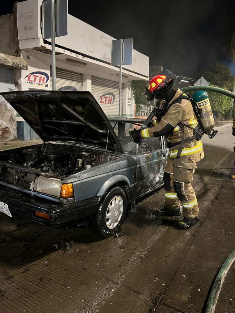 Bombero apaga fuego de un vehículo Tsuru