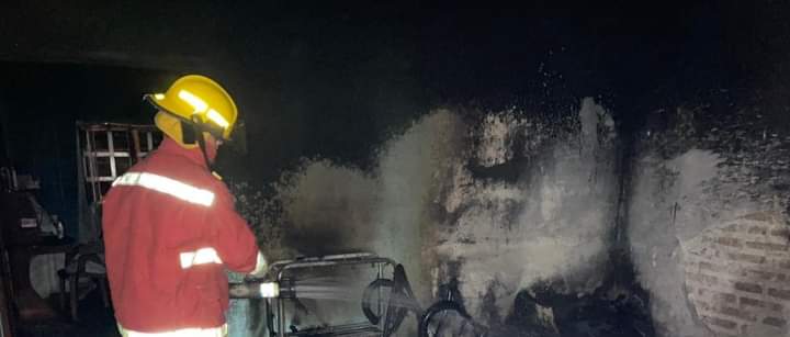 Bombero apagando incendio