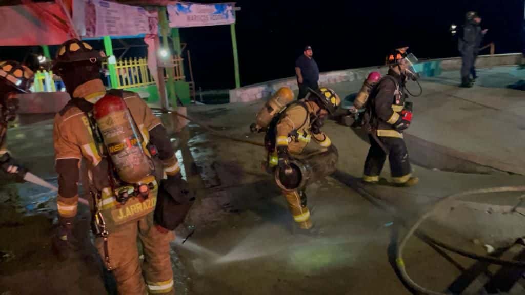 Personas con traje de bomberos en Mazatlán