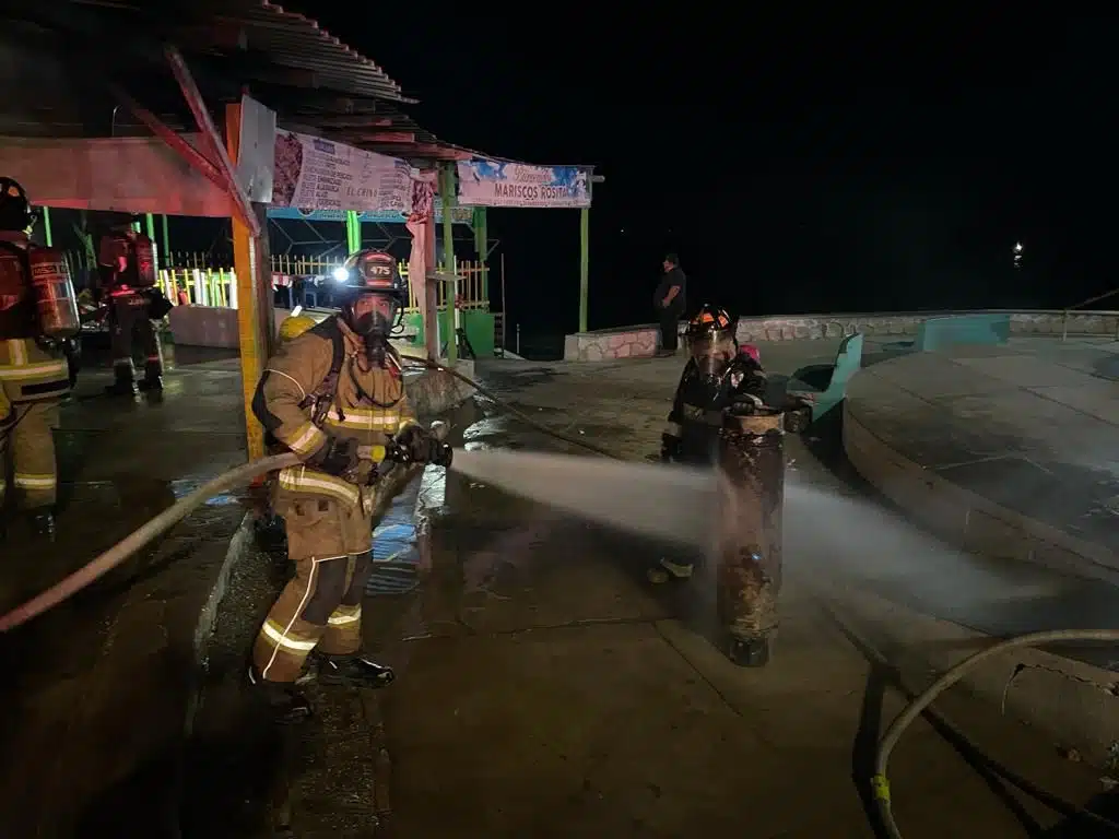 Personas con traje de bomberos en Mazatlán