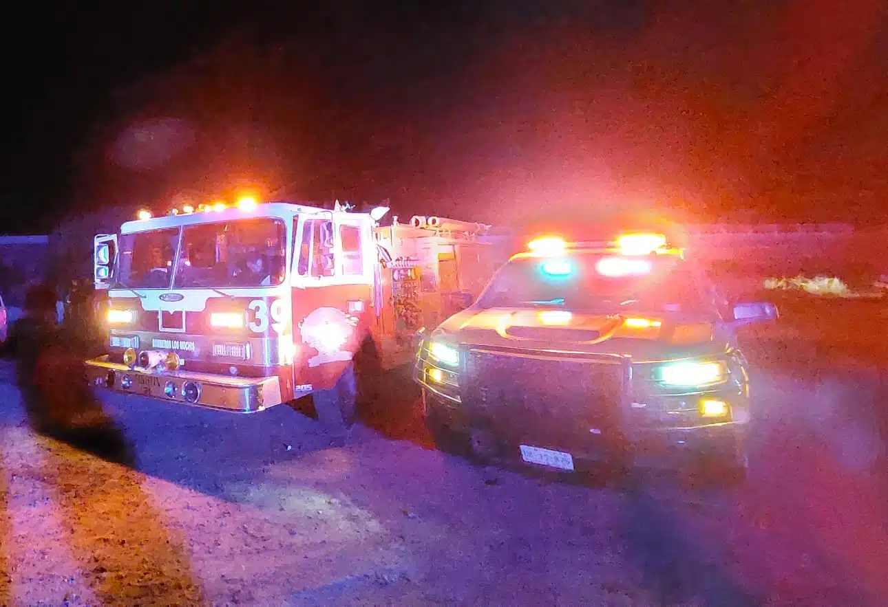 Camión de bomberos y camioneta de Protección Civil en Los Mochis