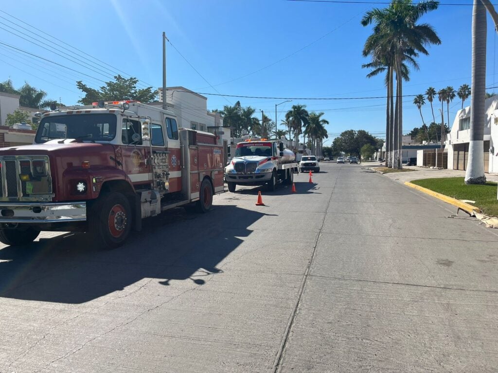 Cuerpo de Bomberos ene l lugar del incendio.