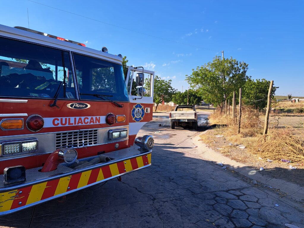 Incendio de una camioneta por la entrada de la colonia Valle del Agua, en el sector oriente de Culiacán