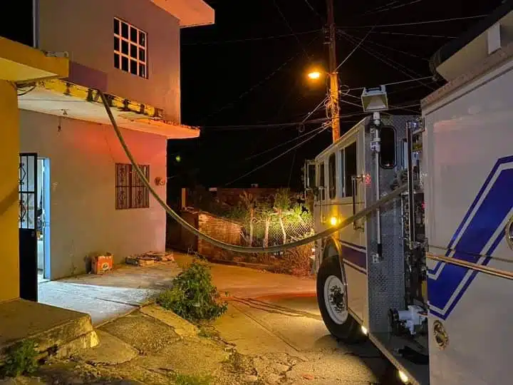 Bomberos en domicilio donde ocurrió el incidente.