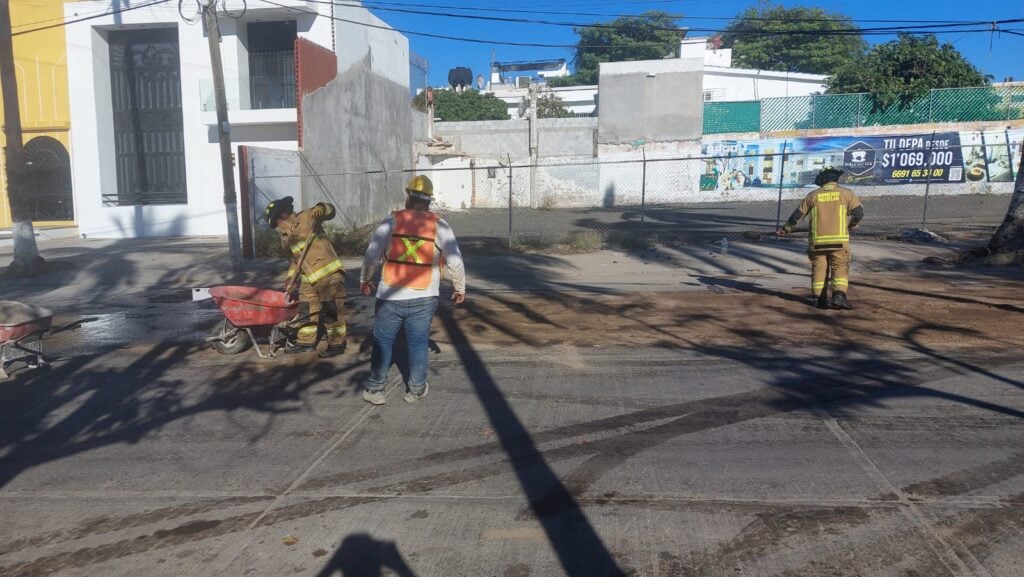 Cierran tramo de la avenida Cruz Lizárraga por derrame de combustible en Mazatlán