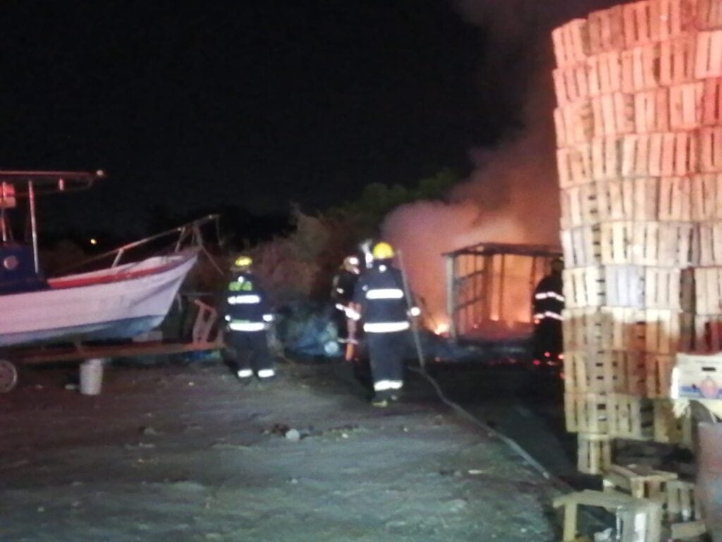 Bomberos Veteranos Mazatlán logran apagar fuego en camioneta de una persona que servía como dormitorio.