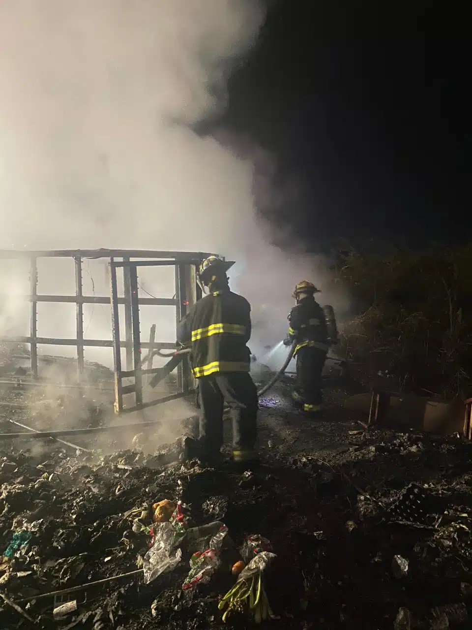 Bomberos Veteranos Mazatlán logran apagar fuego en camioneta de una persona que servía como dormitorio.