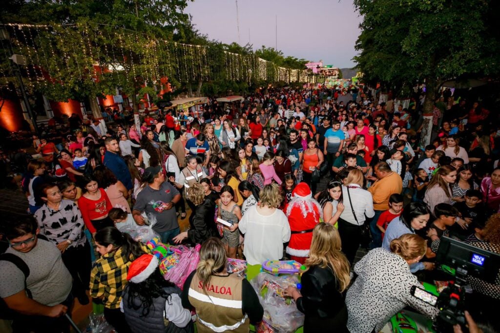 Cientos de familias se consagraron en la plazuela de cósala a disfrutar de la magia de la Caravana Navideña.