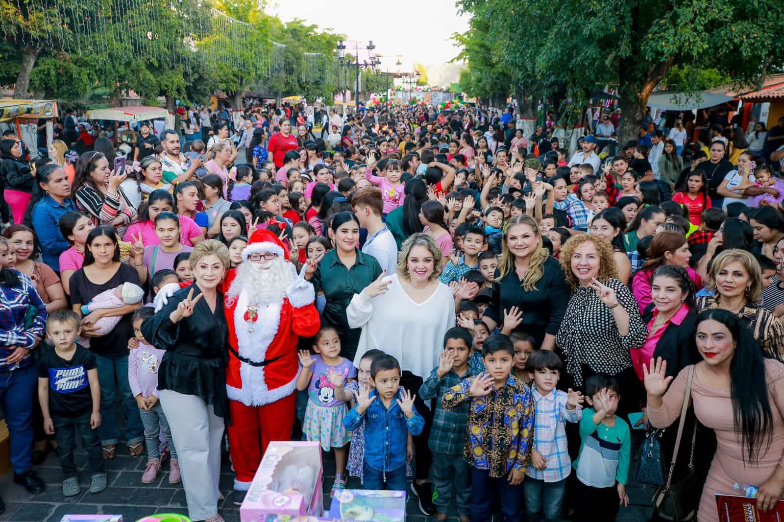 Cientos de familias se consagraron en la plazuela de cósala a disfrutar de la magia de la Caravana Navideña.