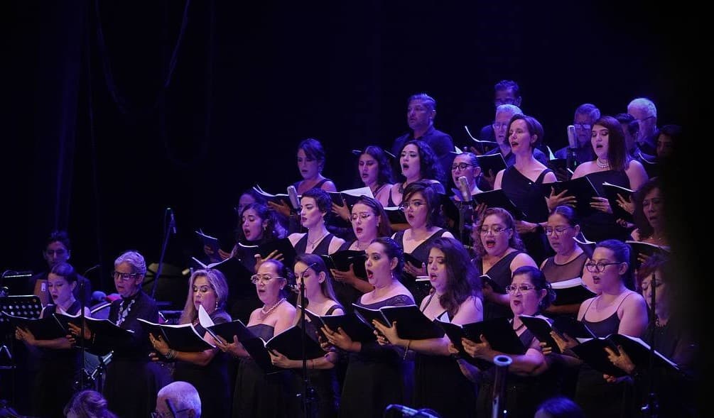 Coro en el teatro Ángela Peralta.