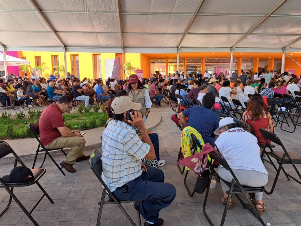 Personas en la inauguración del CRIT Teletón en Mazatlán