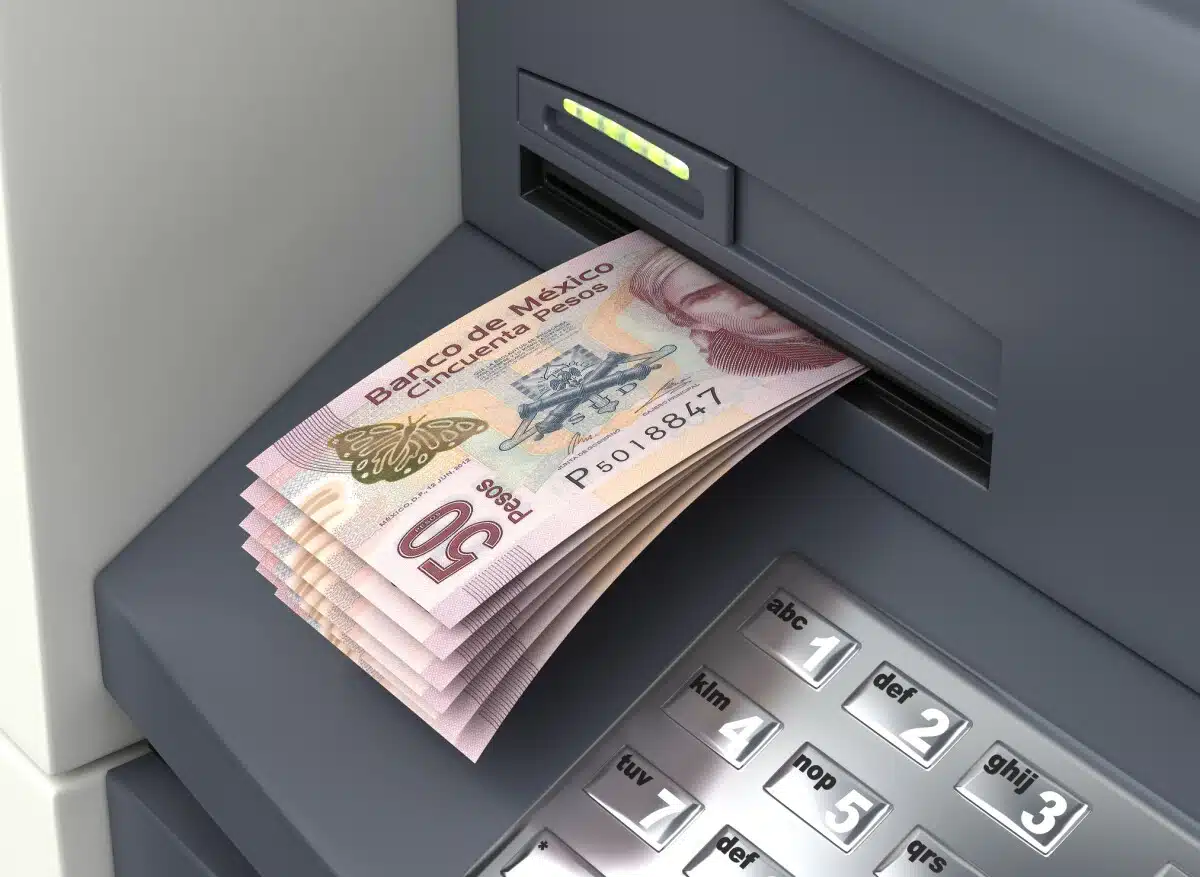 Dinero en el cajero de un banco