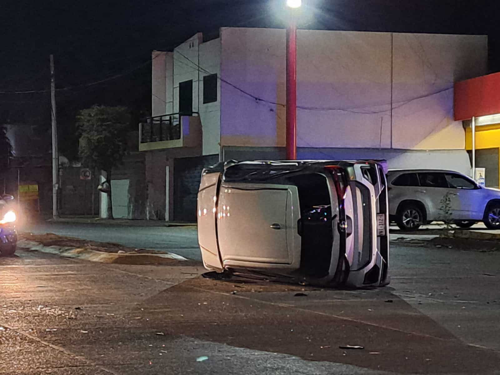 La camioneta terminó volcada tras el choque.