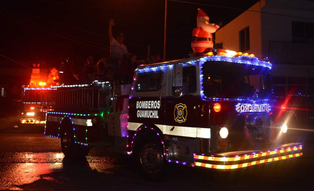 Camión de Bomberos Guamúchil decorado por concentración Navideña.