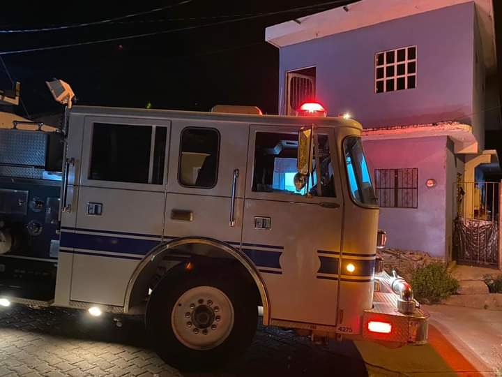 Bomberos en domicilio donde ocurrió el incidente.