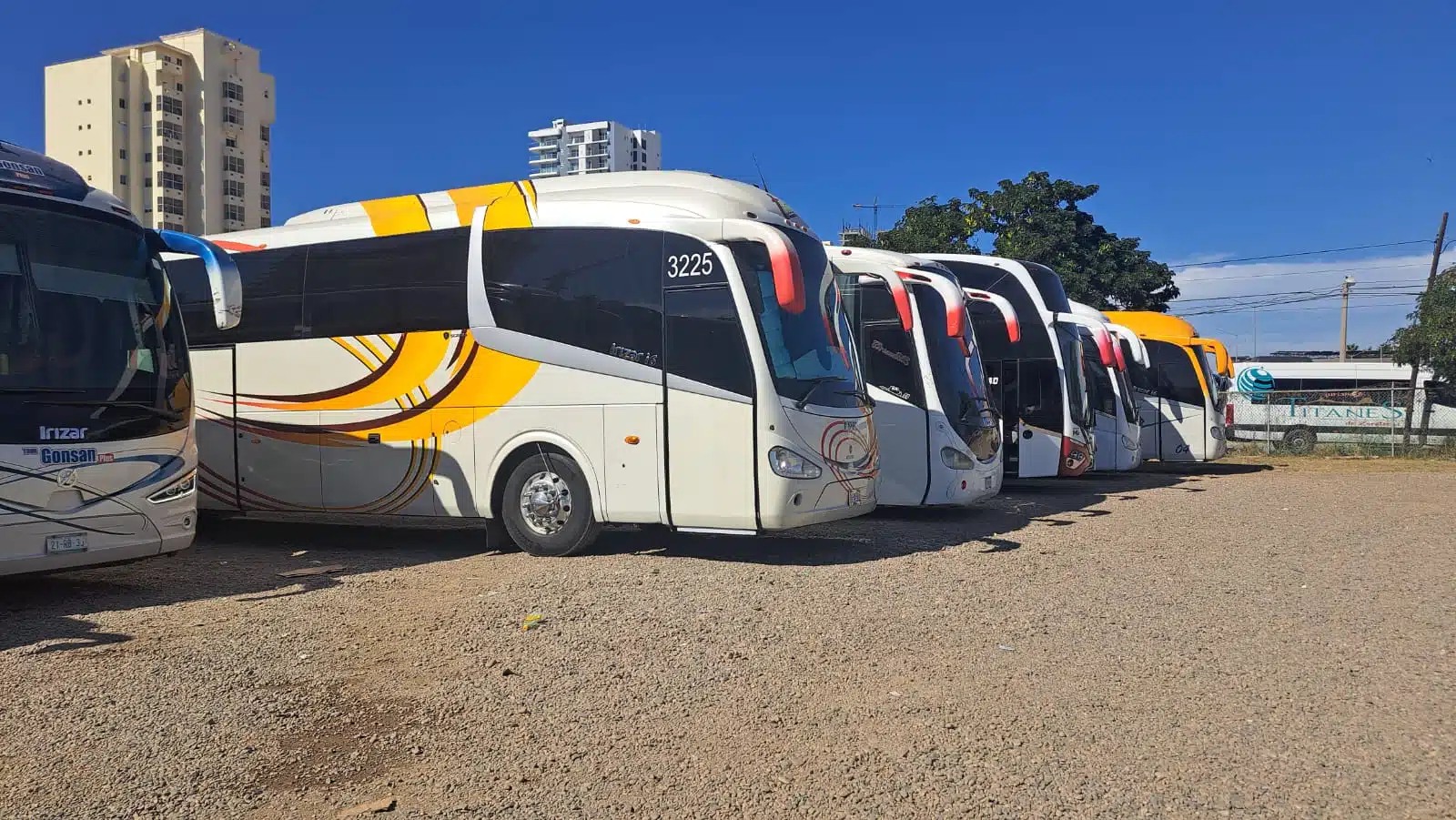 Autobuses turísticos estacionados en terminal de Mazatlán