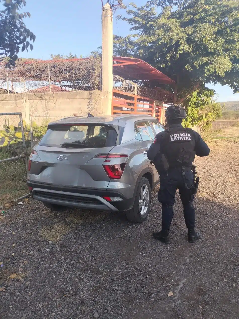 Camioneta recuperada por policías estatales en la comunidad de El Carrizalejo, en Culiacán.