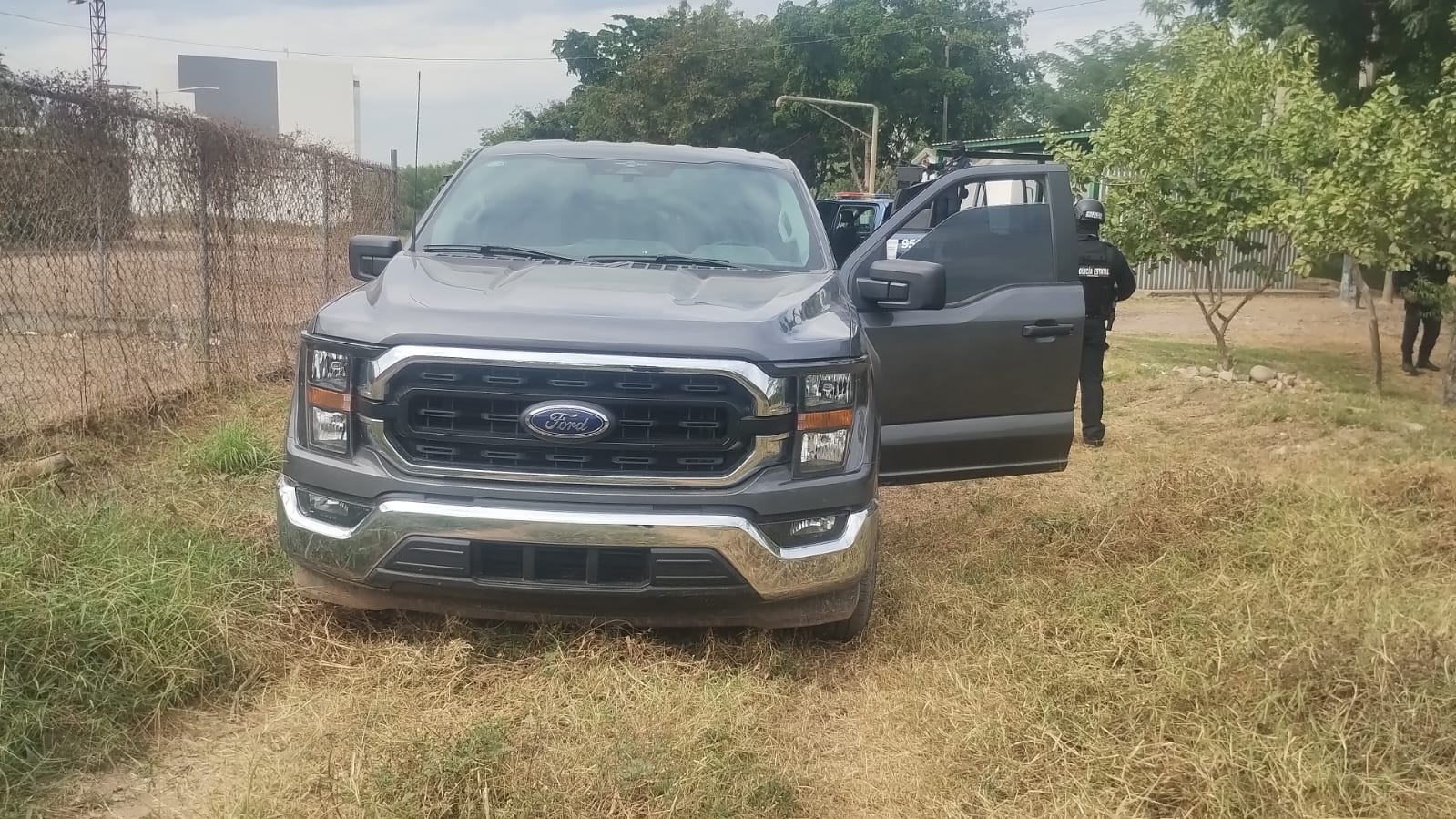 Camioneta asegurada por la Policía Estatal Preventiva con reporte de robo en Estados Unidos.