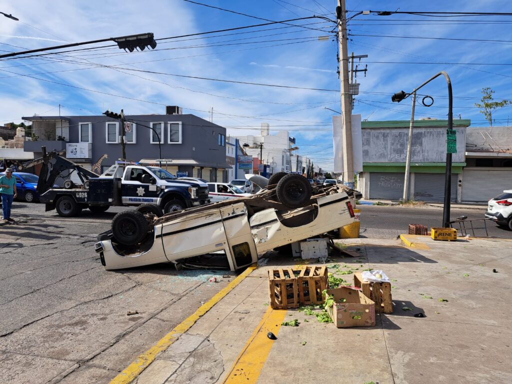 Camioneta volcada en Culiacán