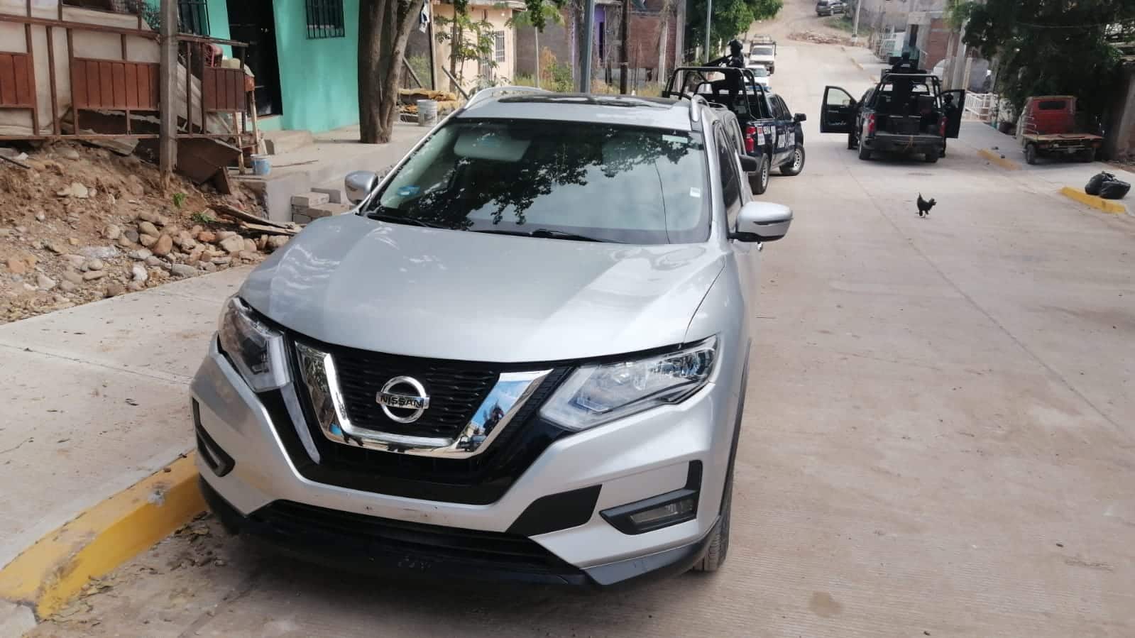 camioneta Nissan Xtrail gris, sin placas de circulación