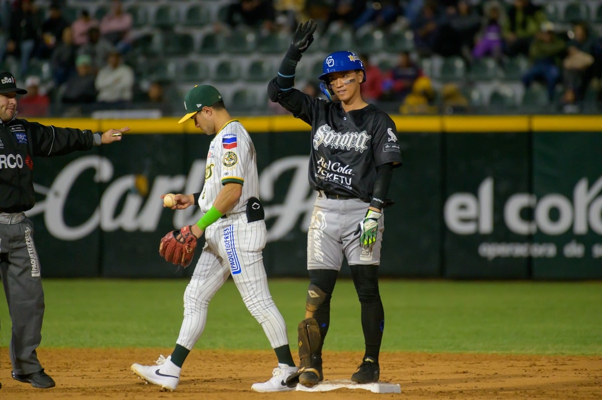 El japonés Taiki Sekine en la segunda base por los Yaquis ante los Cañeros