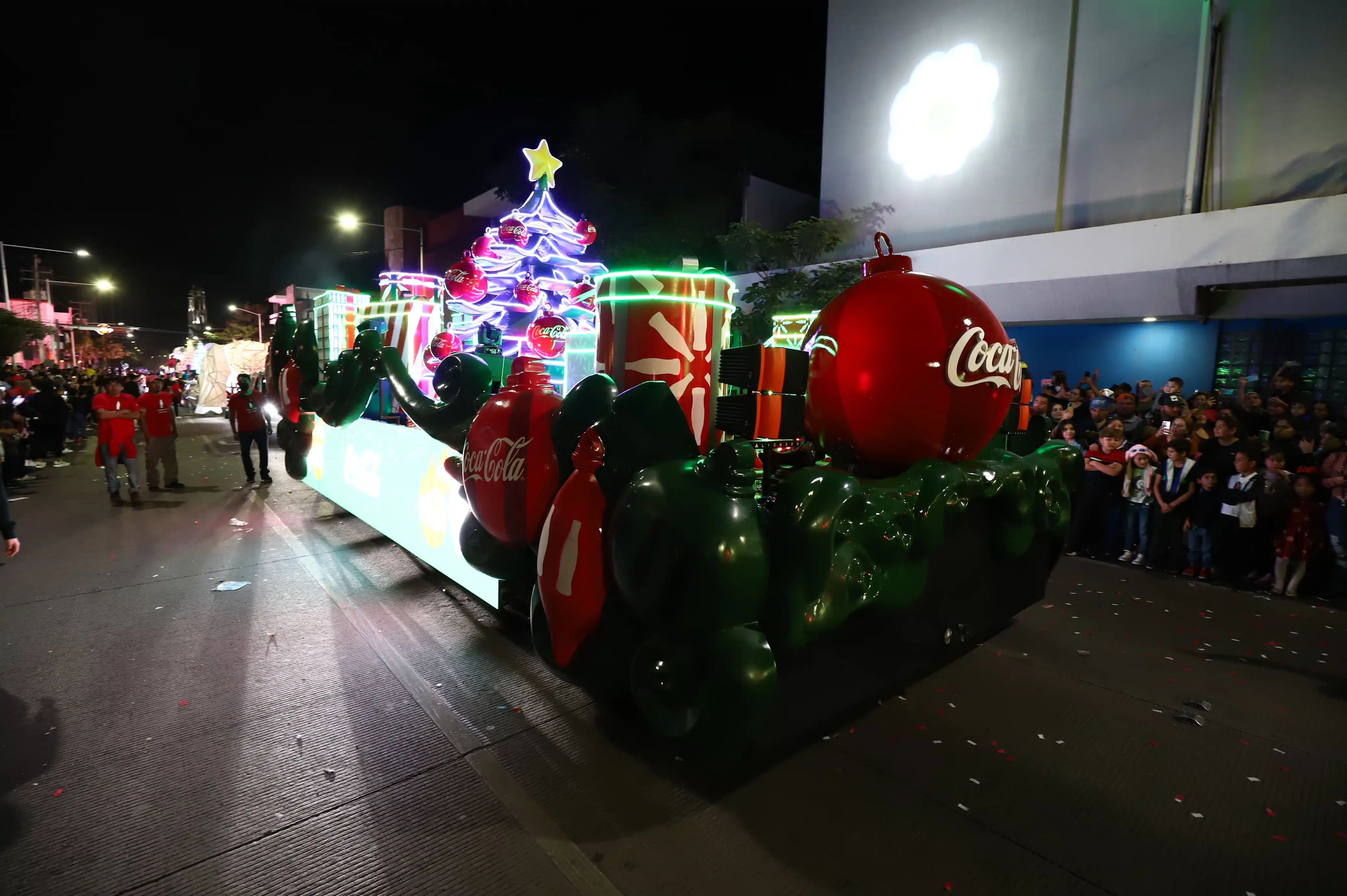 La alegre Caravana Coca Cola 2023 recorrió las calles de Culiacán.