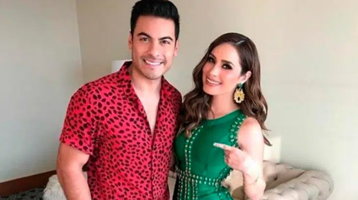 Carlos Rivera y Cynthia Rodríguez posan para retrato navideño con su bebé