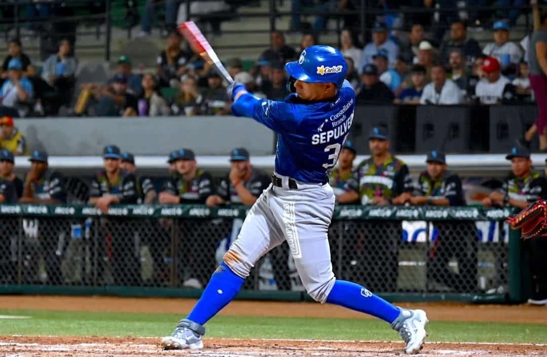Carlos Sepúlveda con un bate de beisbol