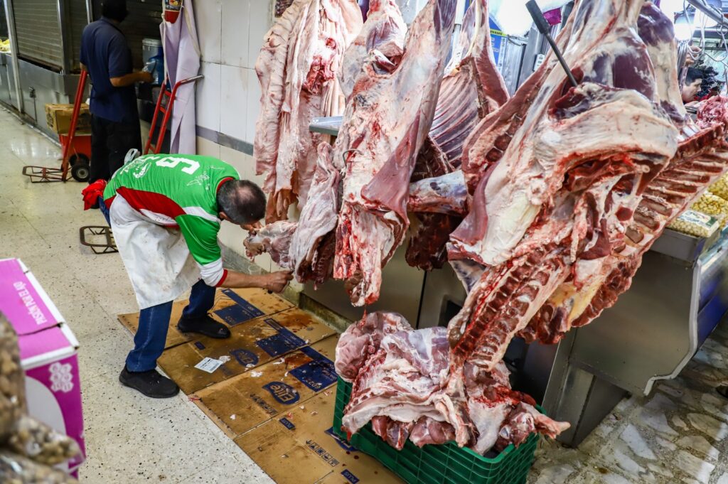 Carne de res en mostrador de comercio en mercado de Culiacán