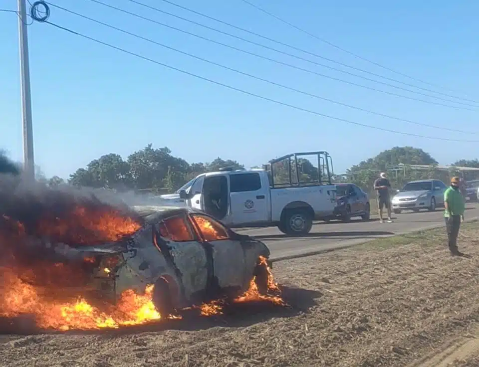 Carro incendiado en Ahome