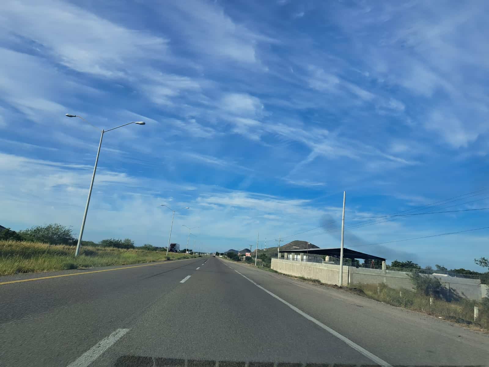 Carretera sin carros en Ahome