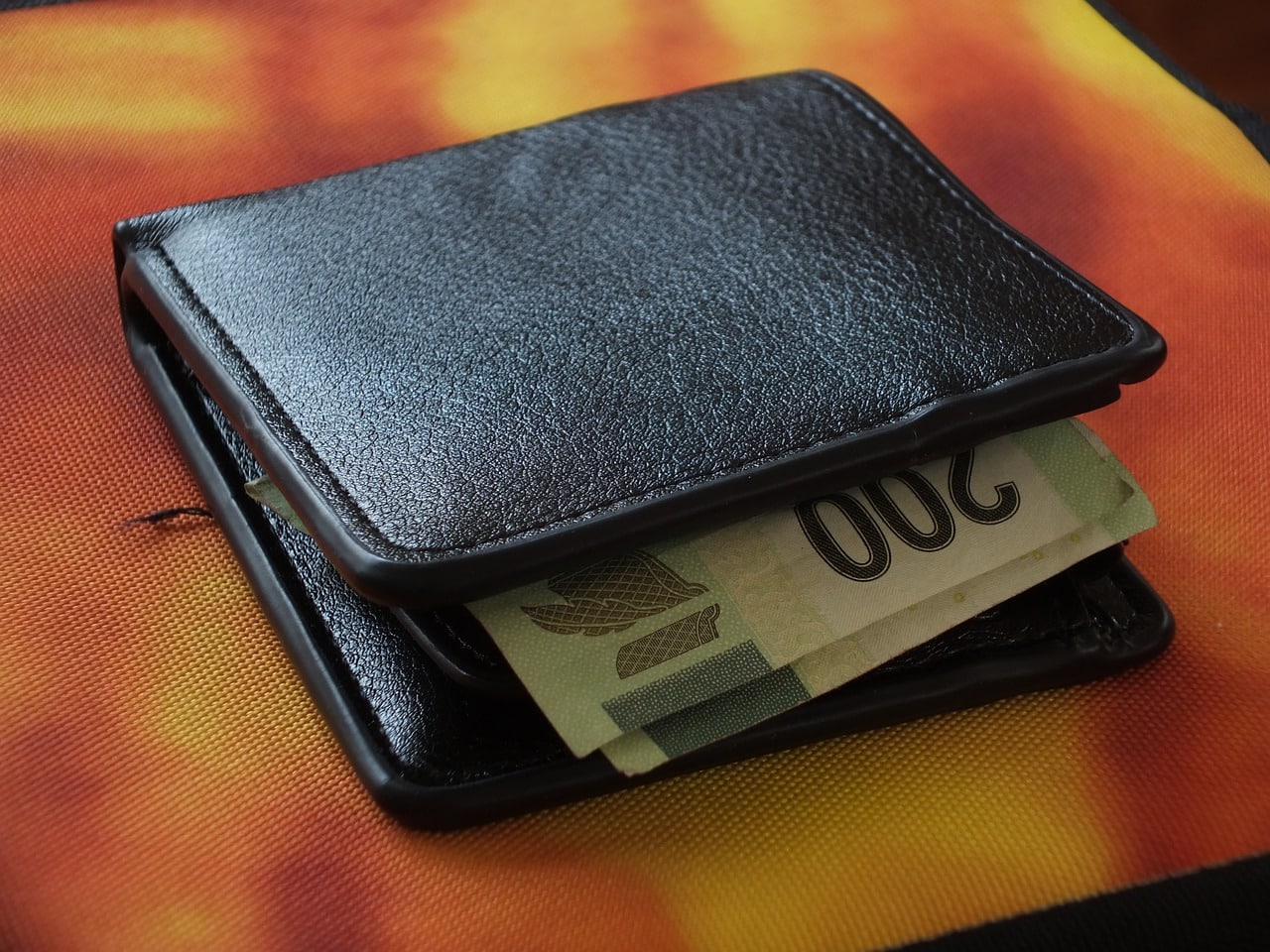 Cartera con billete de 200 pesos