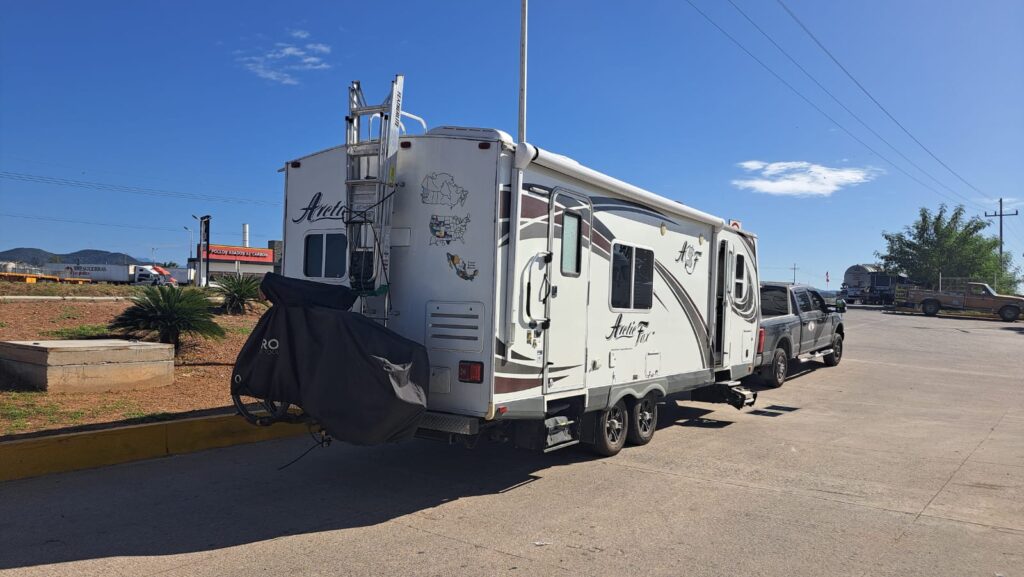 Camioneta con una casa rodante estacionadas en Mazatlán