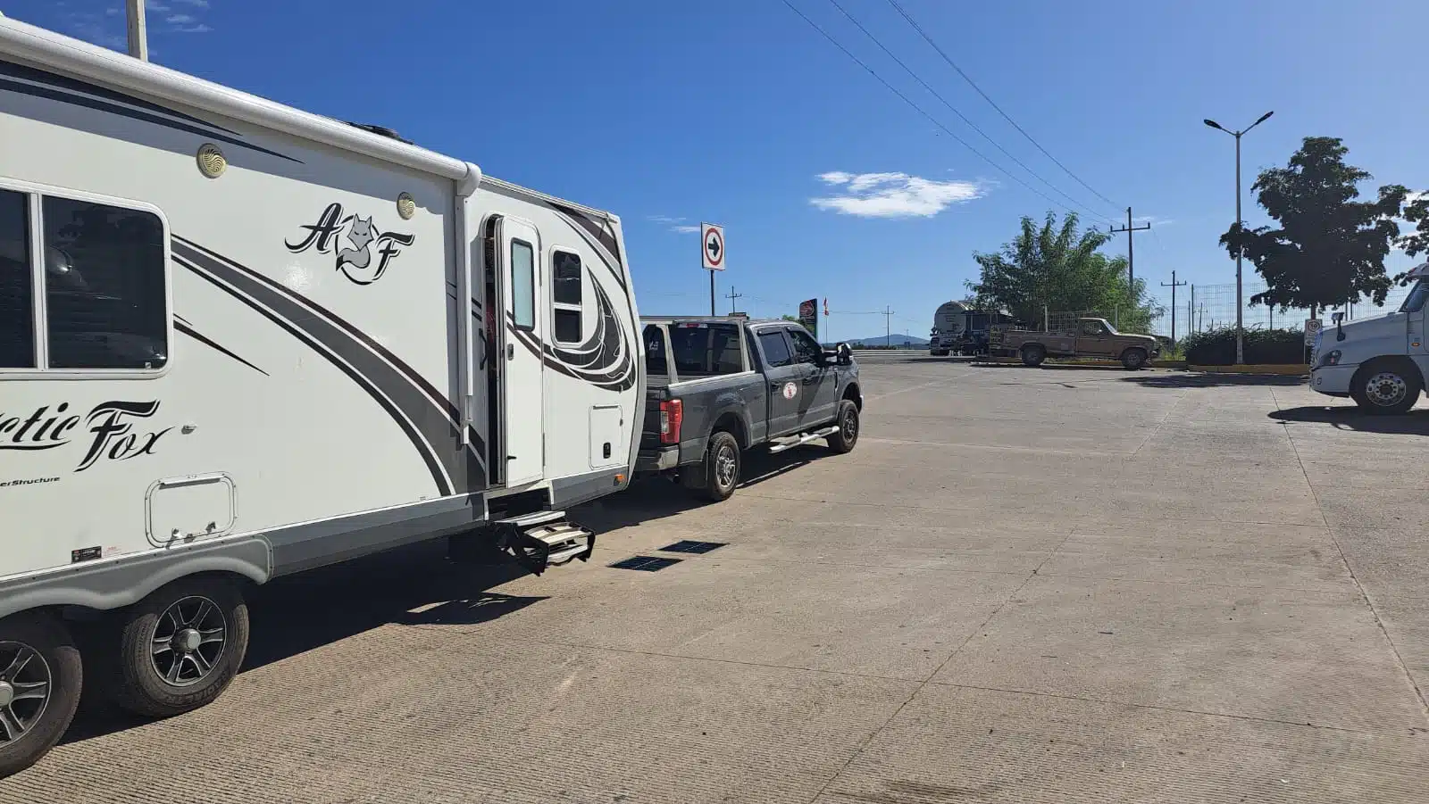 Camioneta con una casa rodante estacionadas en Mazatlán