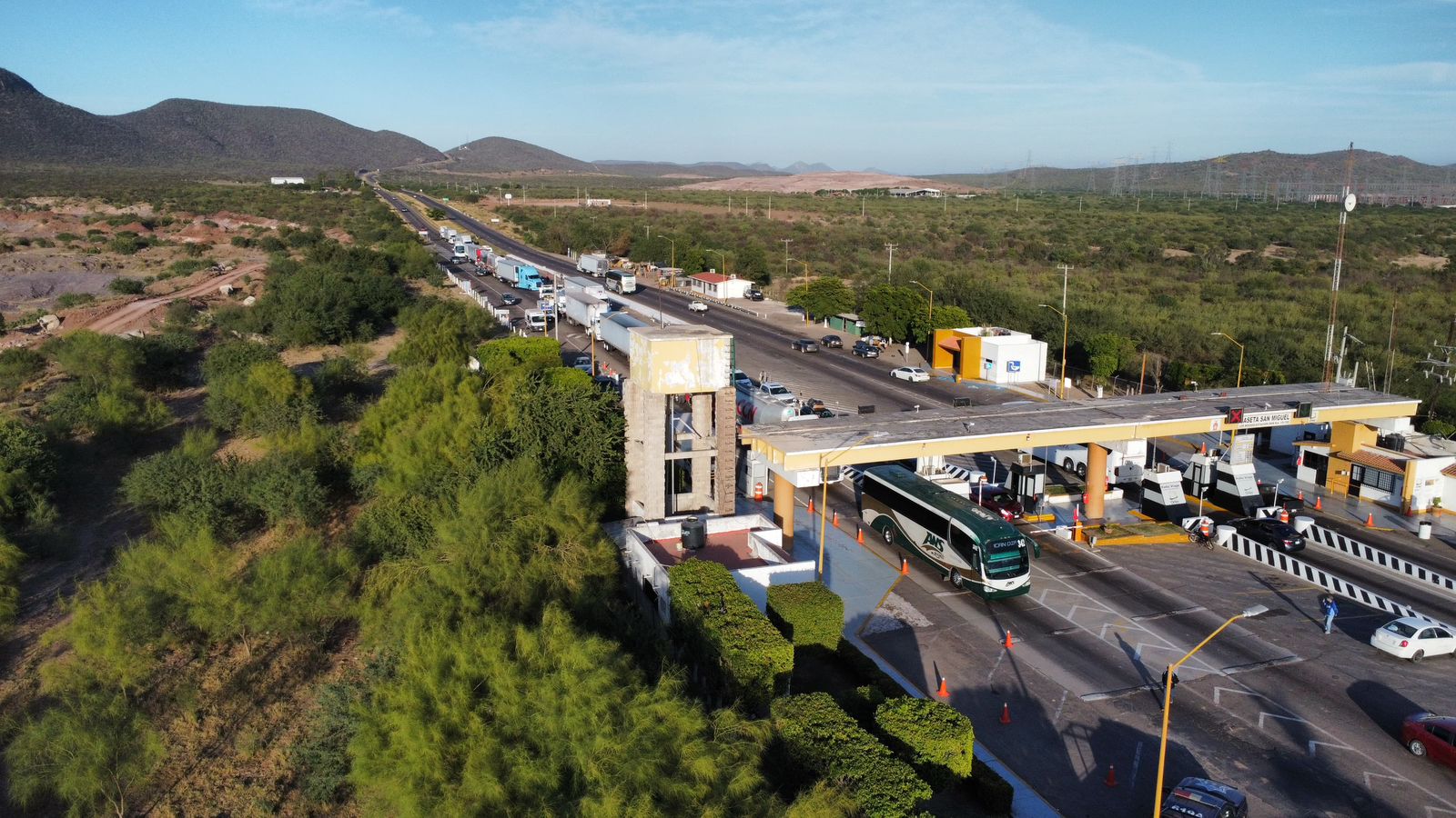La caseta de peaje en San Miguel Zapotitlán, Ahome, luce con poca afluencia de vehículos.