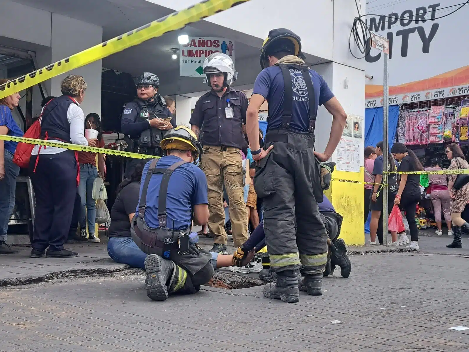 Una Mujer se cayó una alcantarilla en pleno Centro de la ciudad de Culiacán