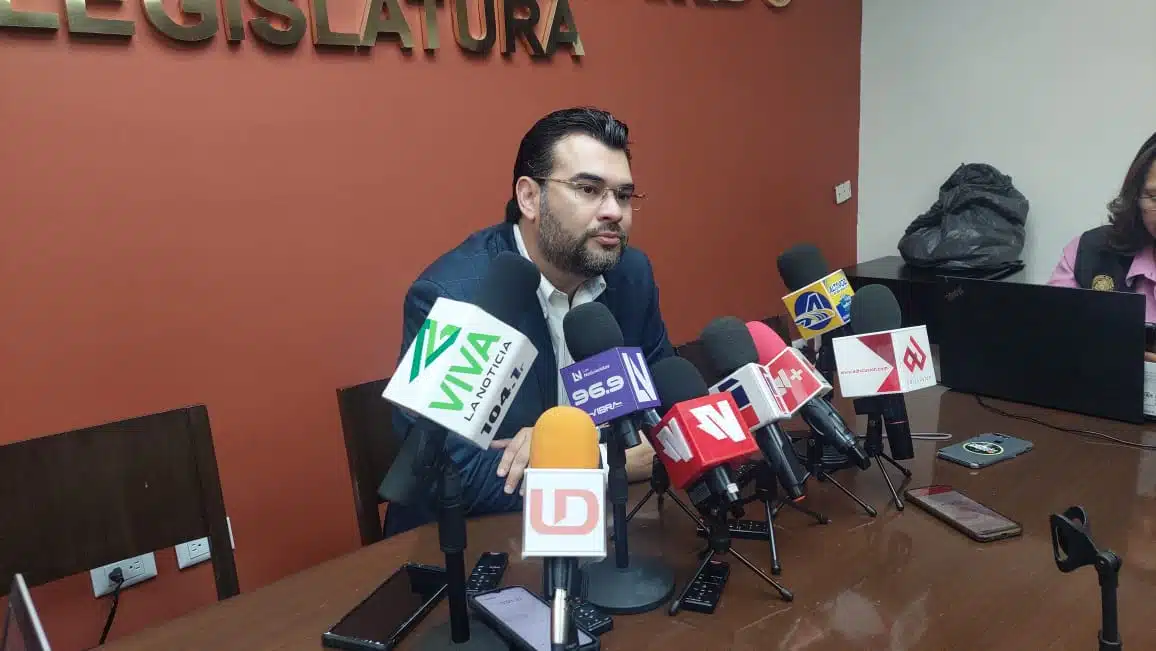 César Ismael Guerrero Alarcón con medios de prensa