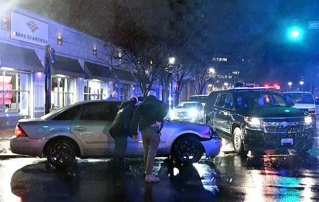 Chocan contra caravana de Biden; presidente y primera dama salen ilesos